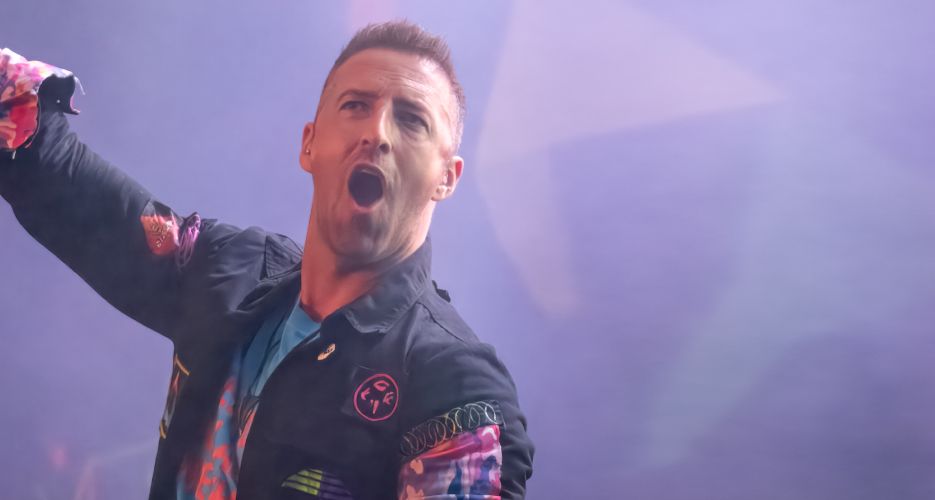 Ross Petty as Chris Martin